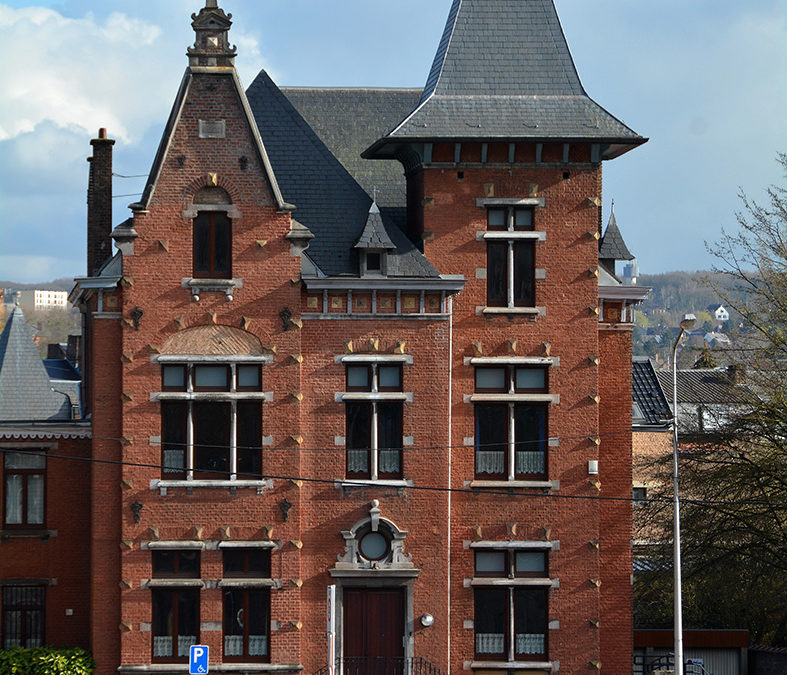 Le presbytère d’aujourd’hui (1895-1899), conçu par l’architecte Raoul Piret, de Liège : c’est une construction un peu austère, vaguement inspirée de l’architecture traditionnelle mâtinée de quelques réminiscences baroques (fronton, portail, faux bossages en pointe de diamant), bien dans l’esprit du temps.